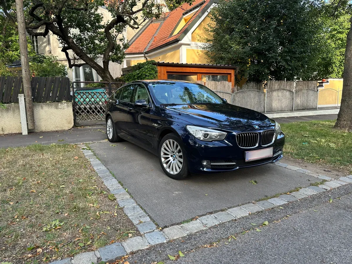 BMW 5 Series 2012 photo 2