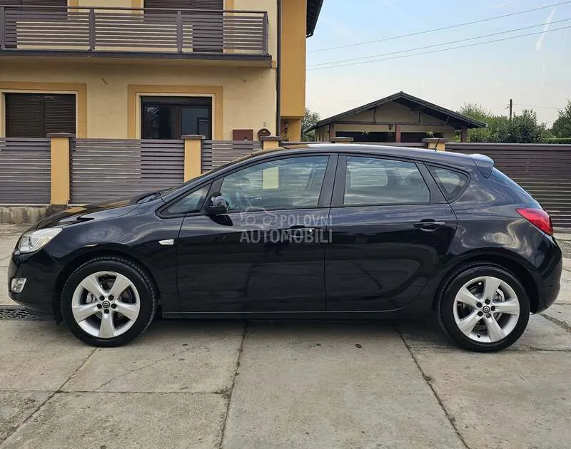 Opel Astra J 2010 photo 2