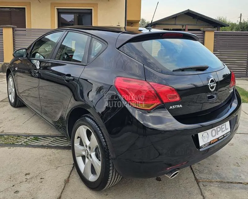 Opel Astra J 2010 photo 3