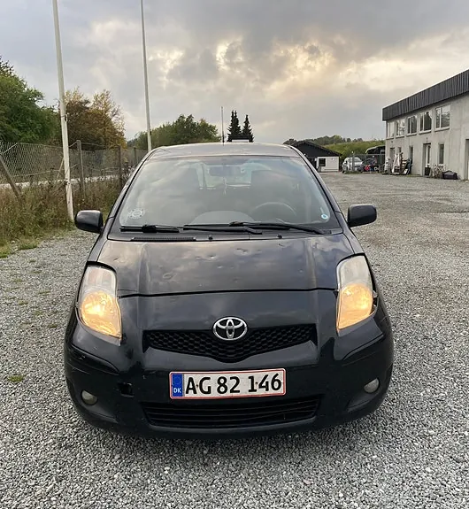 Toyota Yaris 2011 photo 2