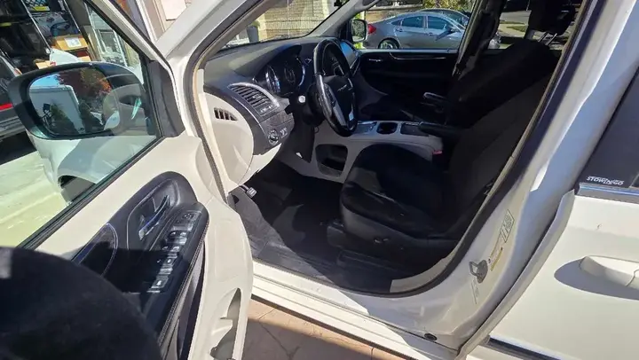 Chrysler Town & Country 2013 photo 2