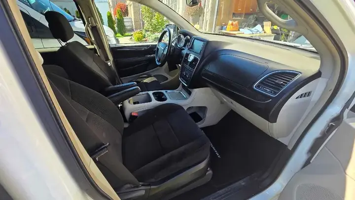 Chrysler Town & Country 2013 photo 5