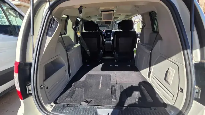 Chrysler Town & Country 2013 photo 3