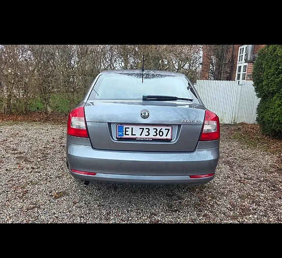 Skoda Octavia 2012 photo 2