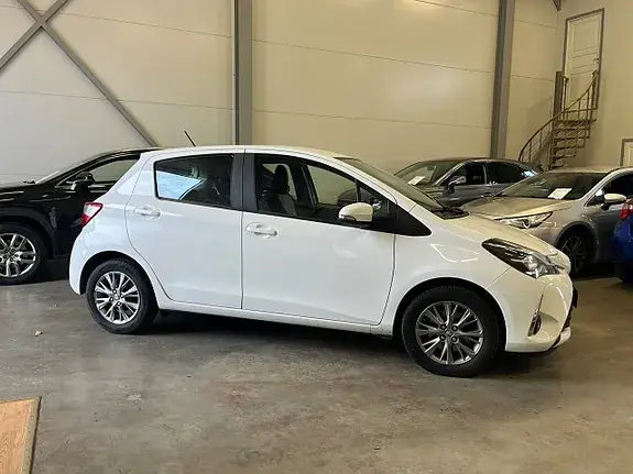 Toyota Yaris 2017 photo 2