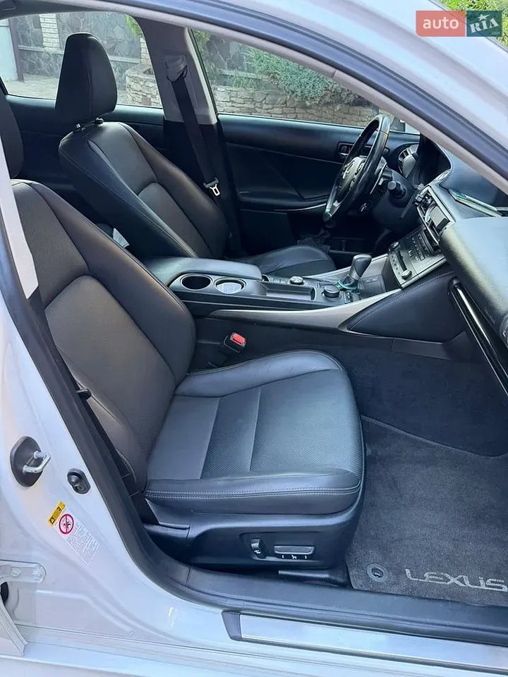 Lexus Is 2016 photo 5