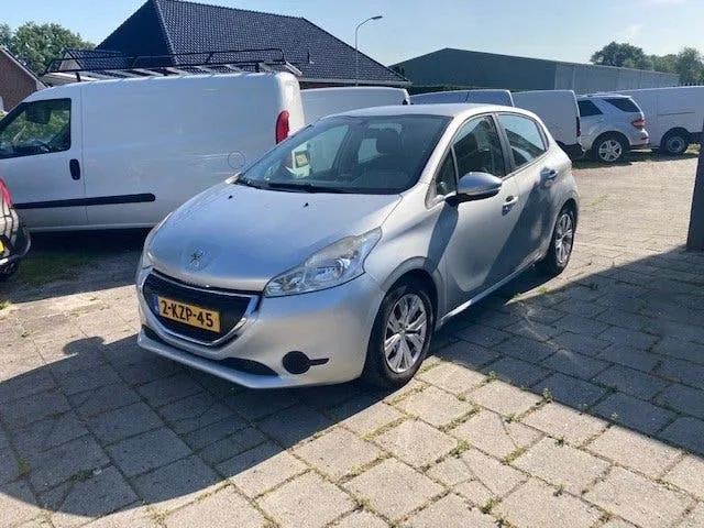 Peugeot 208 2012 photo 3