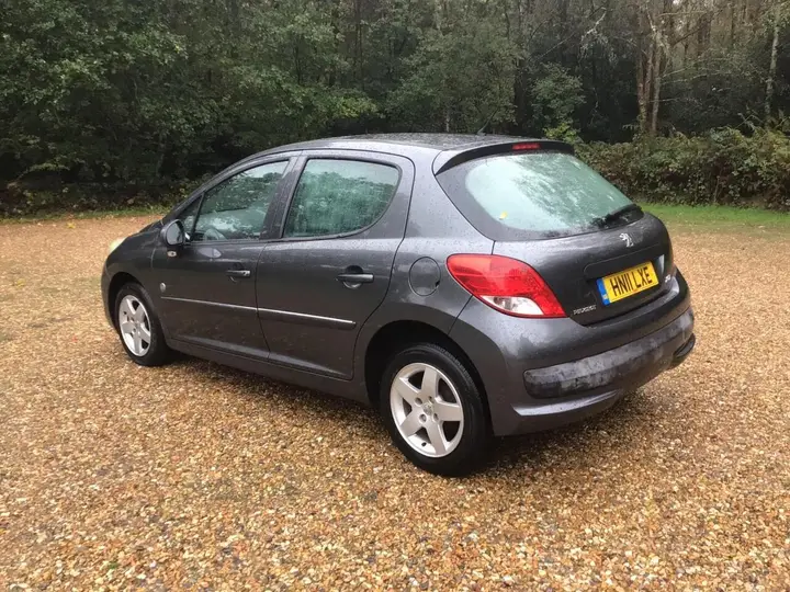Peugeot 207 2011 photo 4