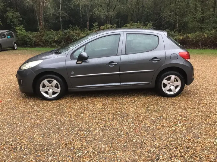 Peugeot 207 2011 photo 3