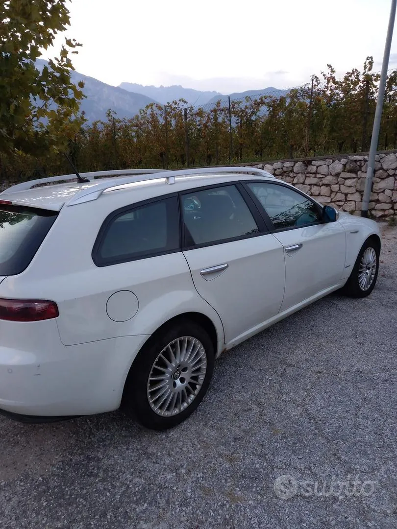 Alfa Romeo 159 2011 photo 4