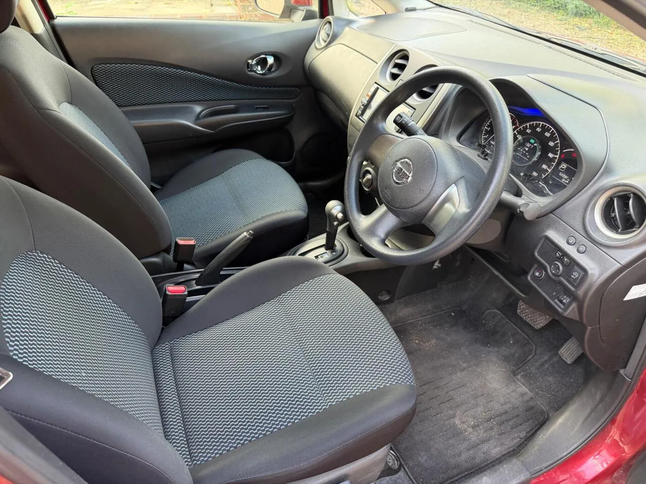 Nissan Note 2013 photo 3