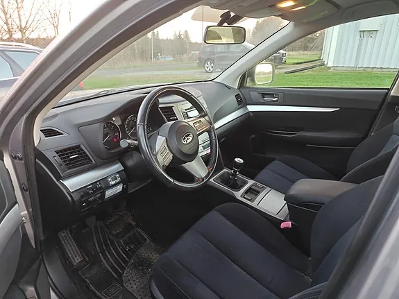 Subaru Outback 2011 photo 2