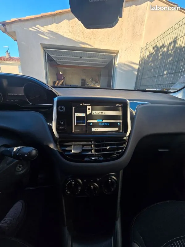 Peugeot 208 2013 photo 3