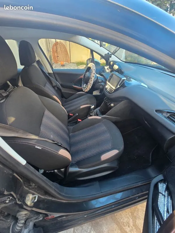Peugeot 208 2013 photo 2