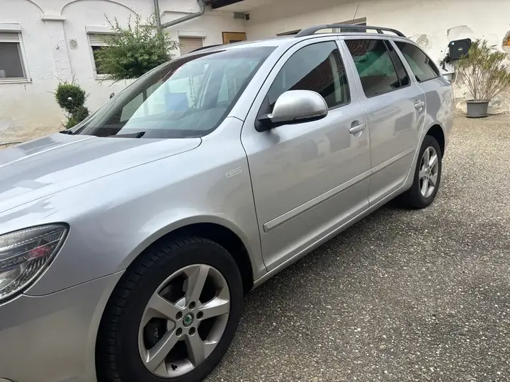 Skoda Octavia 2010 photo 2