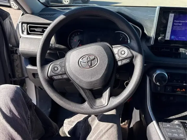 Toyota Rav4 2024 photo 3
