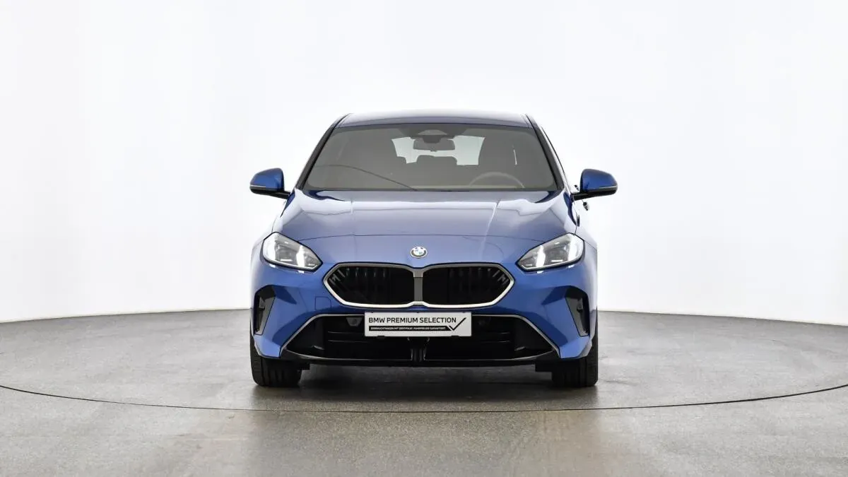 BMW 1 Series 2025 photo 2