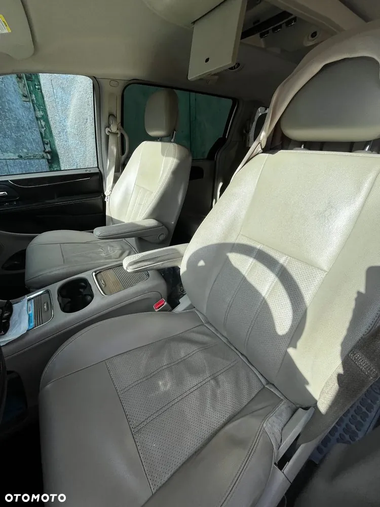 Chrysler Town & Country 2013 photo 3