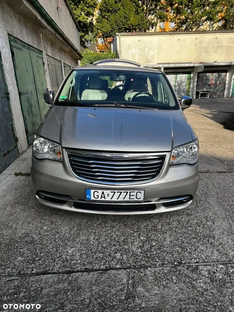 Chrysler Town & Country 2013 photo 2