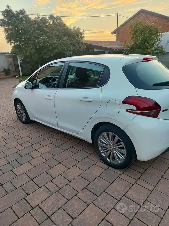 Peugeot 208 2019 photo 2