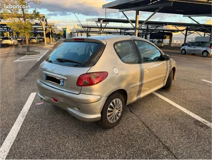 Peugeot 206 2008 photo 2