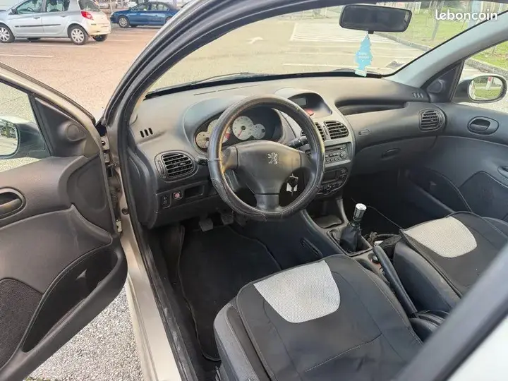 Peugeot 206 2008 photo 3