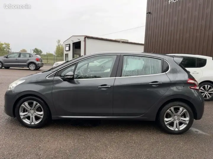Peugeot 208 2014 photo 2