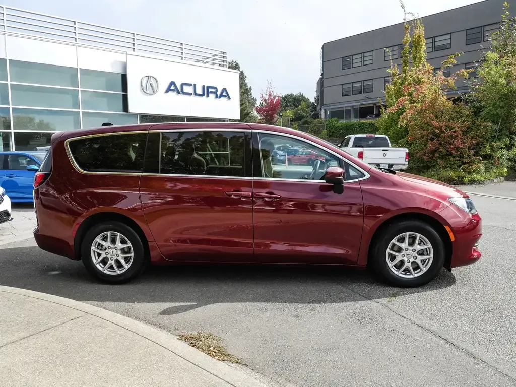 Chrysler Grand Caravan 2023 photo 2