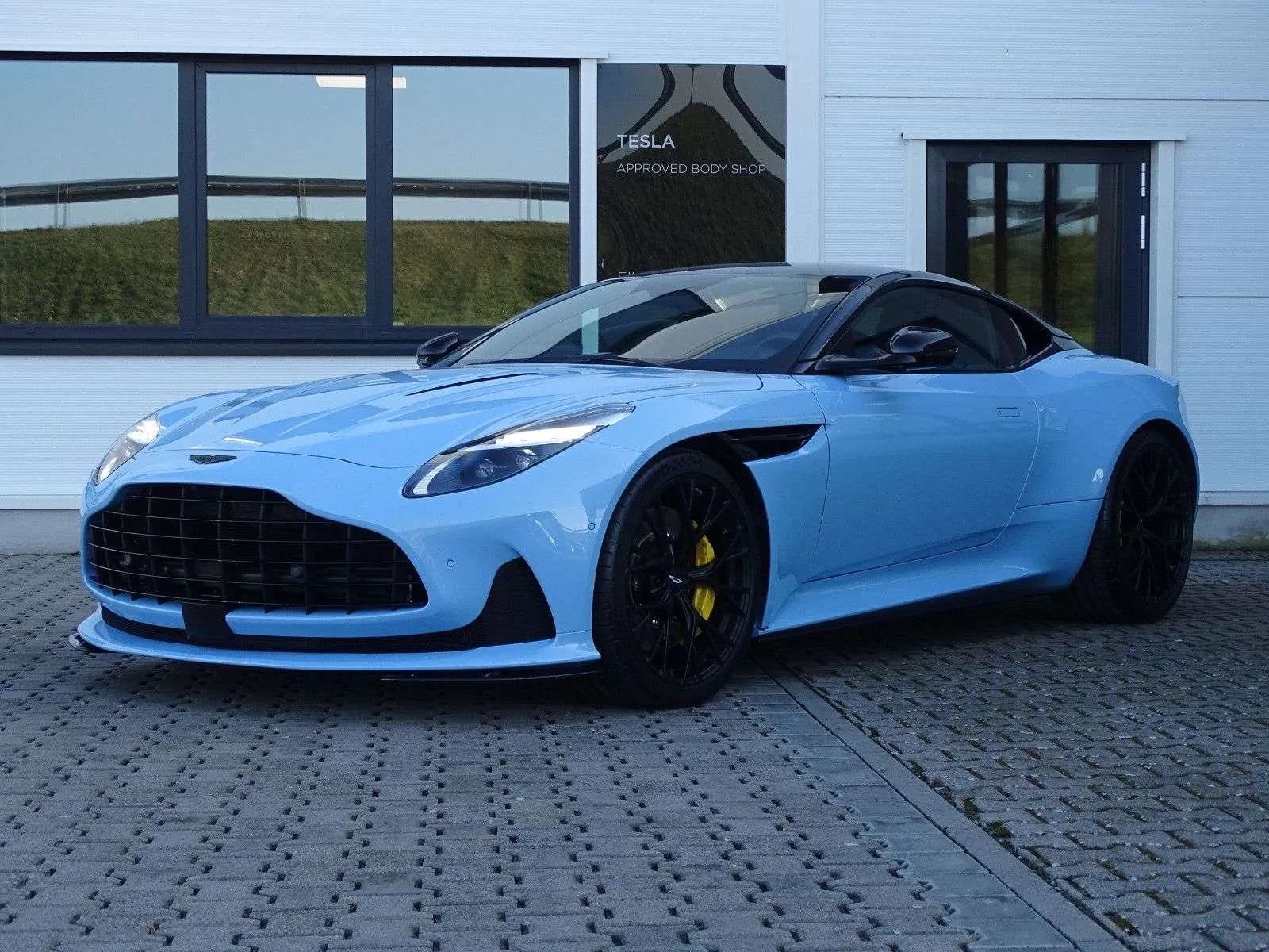 Aston Martin Db12