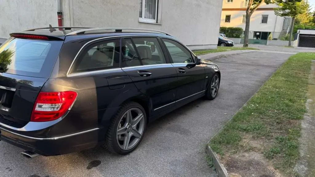 Mercedes-Benz C-Class 2011 photo 2