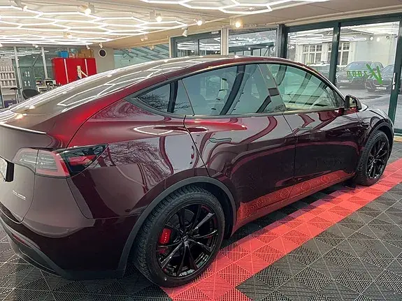 Tesla Model Y 2025 photo 2