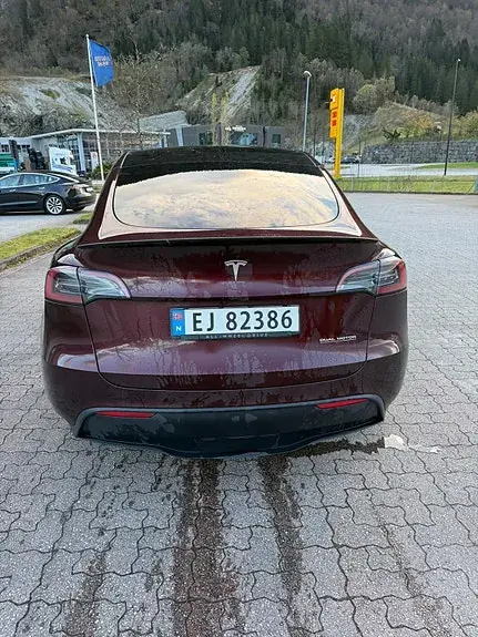 Tesla Model Y 2025 photo 3