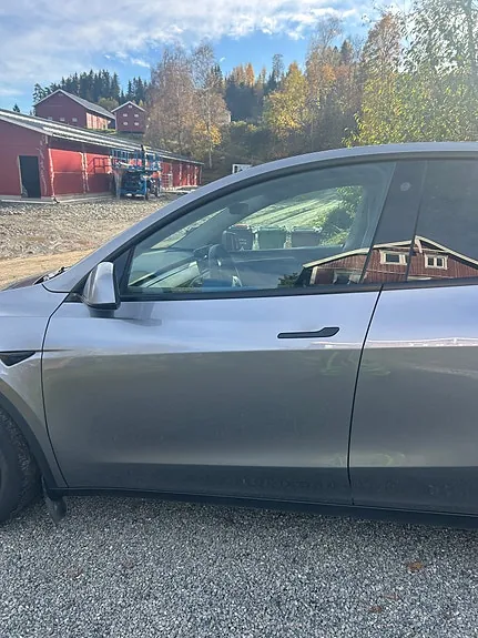 Tesla Model Y 2023 photo 4