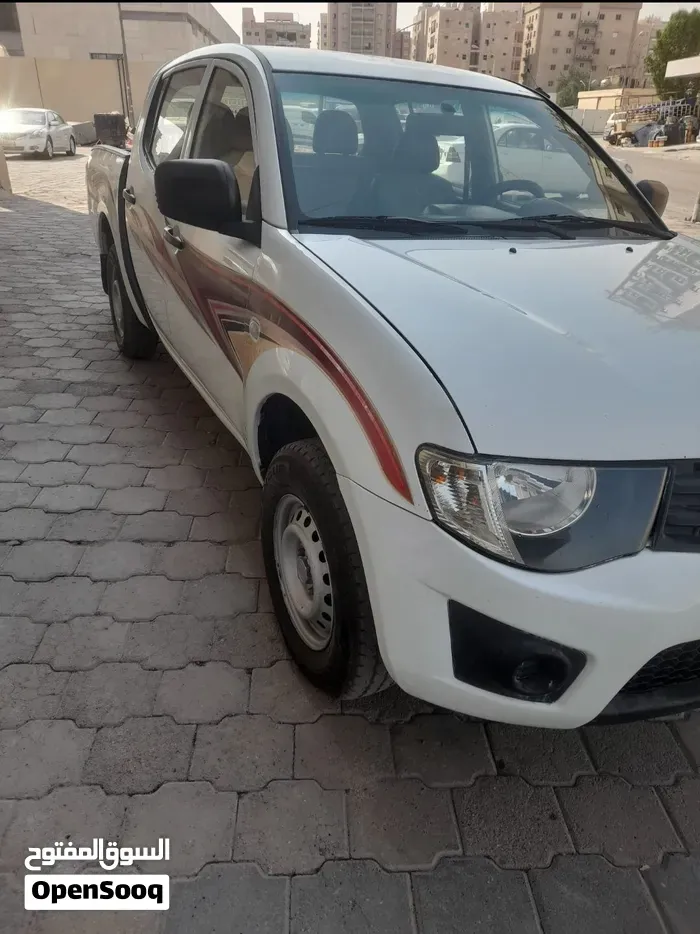 Mitsubishi L200 2013 photo 2
