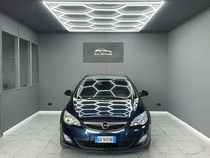 Opel Astra 2013 photo 2