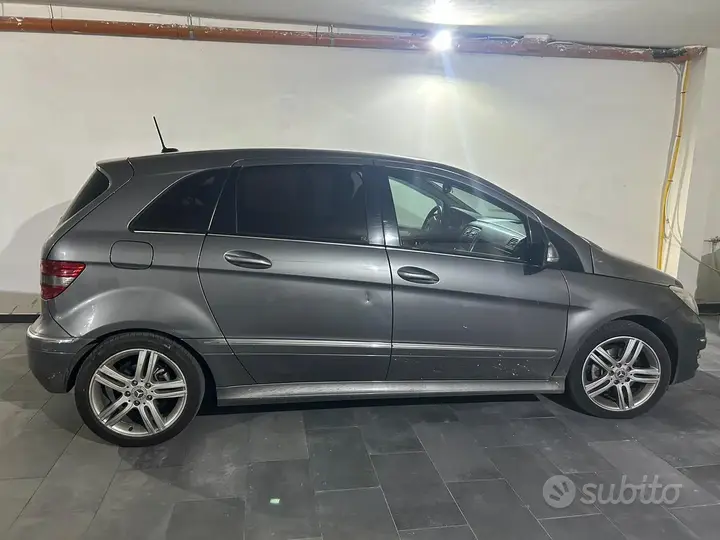 Mercedes-Benz B200 2010 photo 3