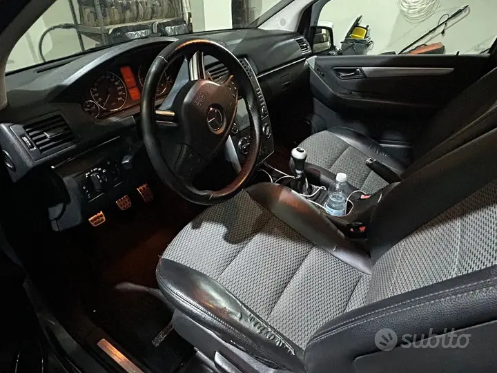 Mercedes-Benz B200 2010 photo 4