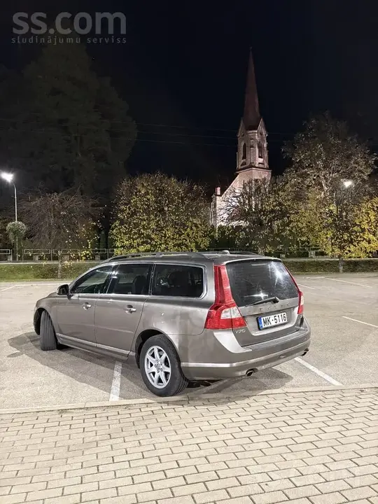 Volvo V70 2010 photo 2