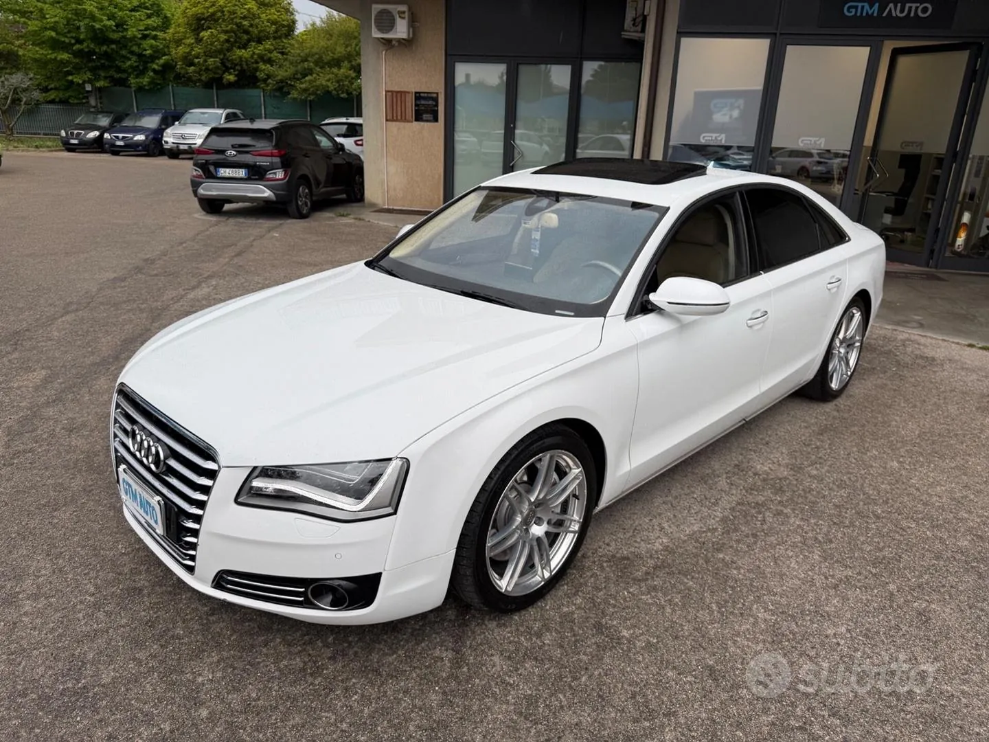 Audi A8 2012 photo 2