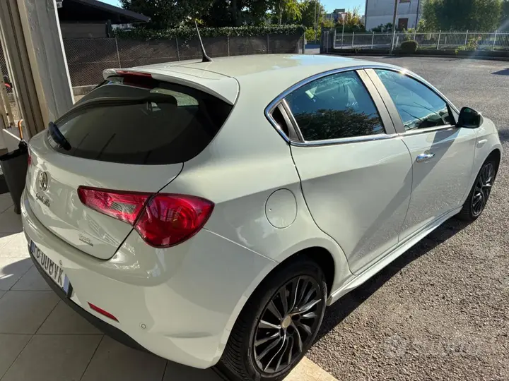 Alfa Romeo Giulietta 2015 photo 4