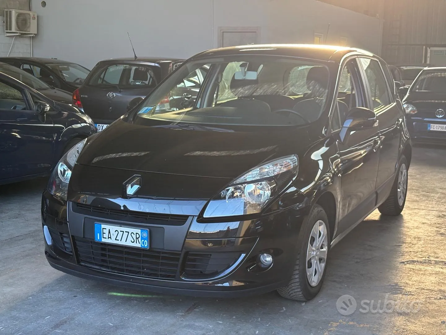 Renault Scenic 2011 photo 2