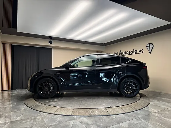 Tesla Model Y 2023 photo 2