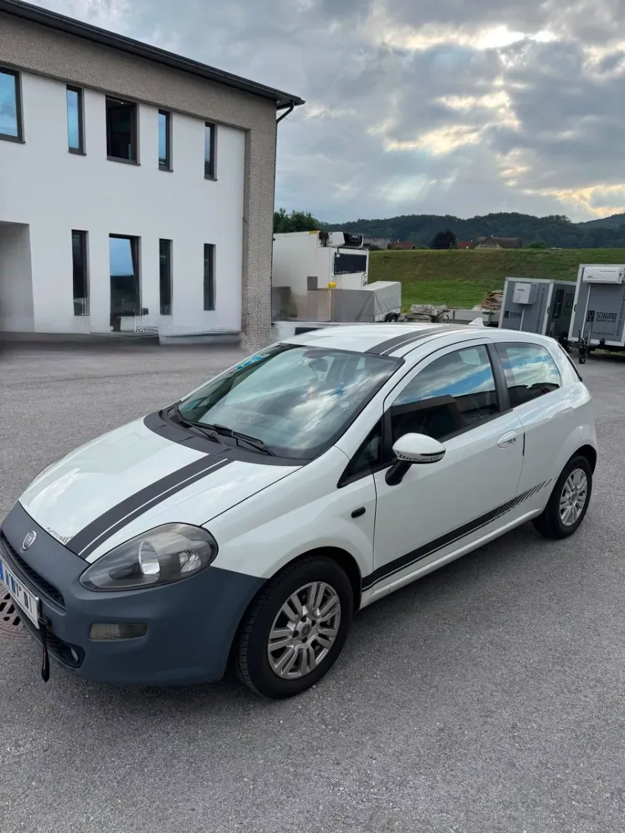 Fiat Grande Punto 2012 photo 2