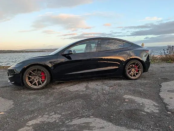 Tesla Model 3 2024 photo 2