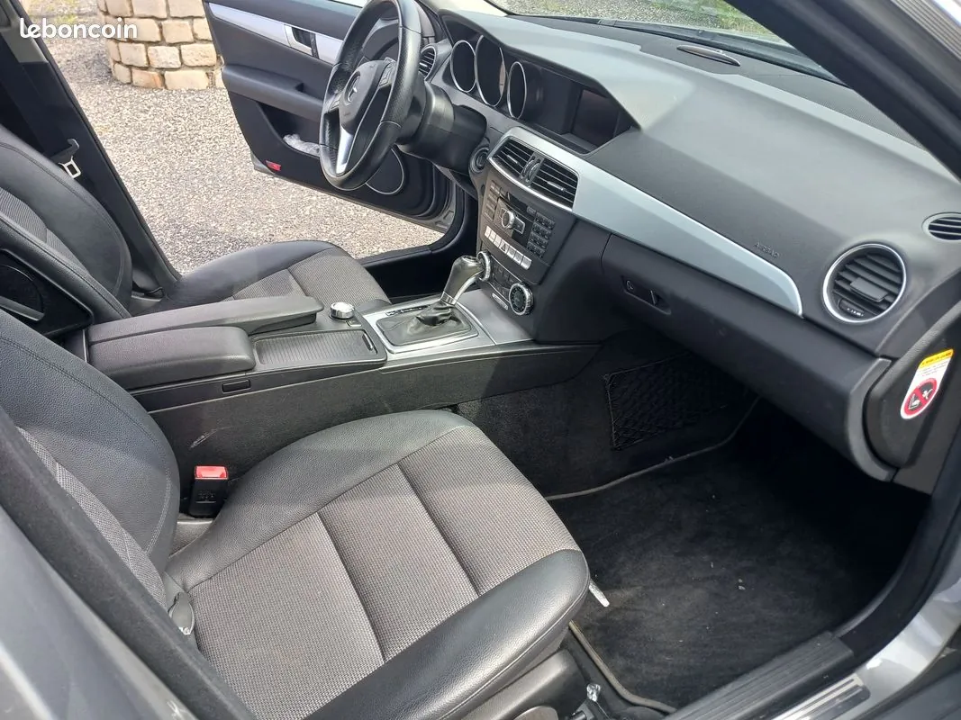 Mercedes-Benz C-Class 2011 photo 3