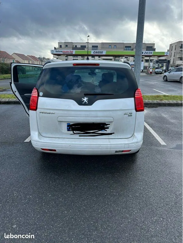 Peugeot 5008 2012 photo 2