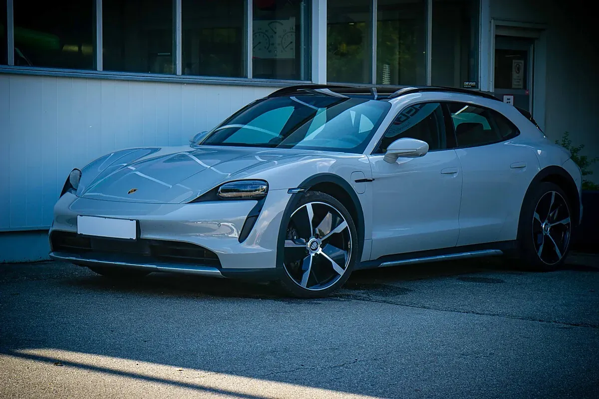 Porsche Taycan 2023 photo 2