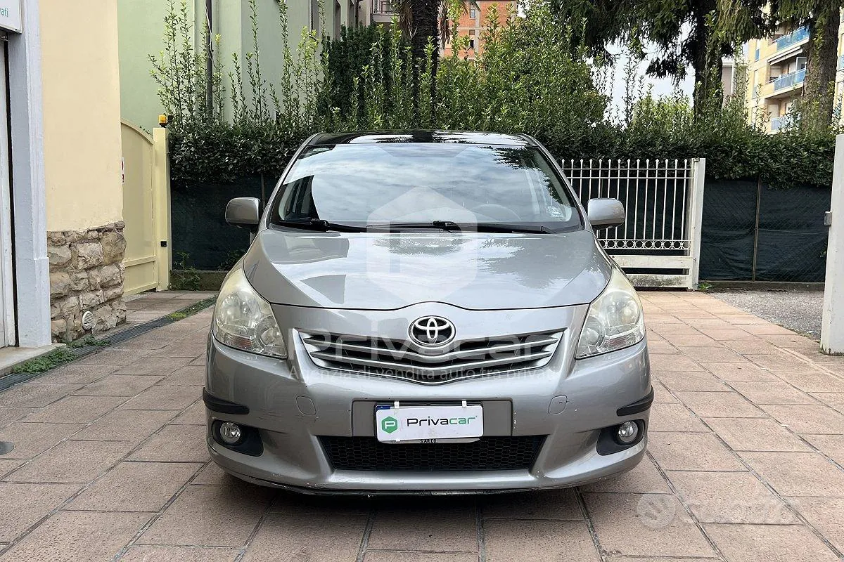 Toyota Verso 2011 photo 2