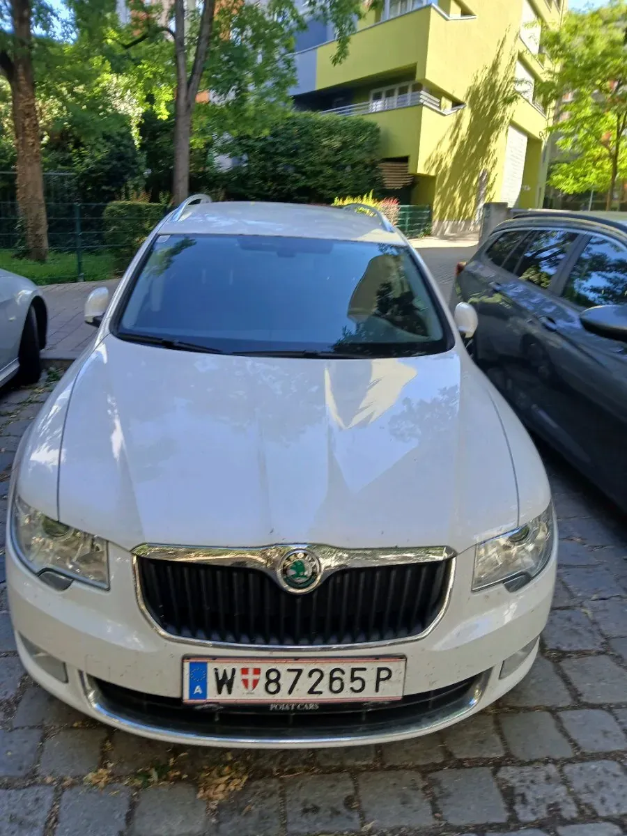 Skoda Superb 2012 photo 3