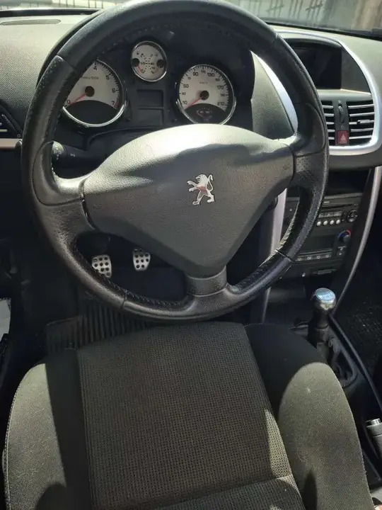 Peugeot 207 2008 photo 2